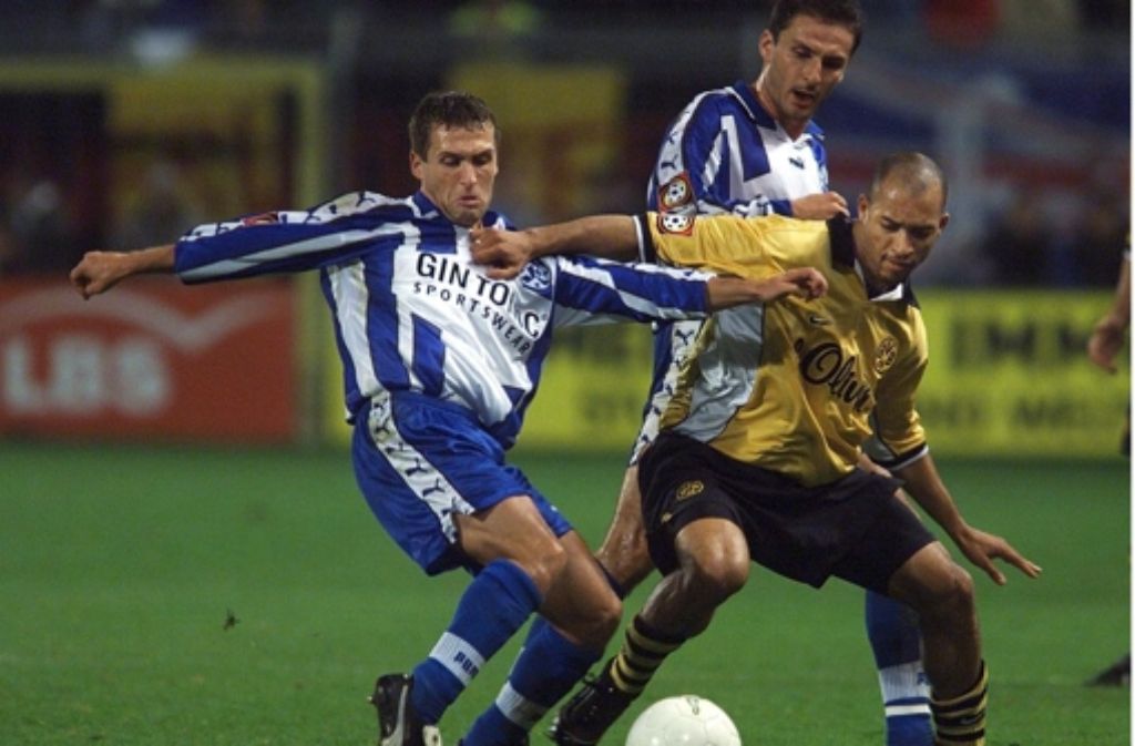 Auch in den Folgejahren ist in der ersten oder zweiten Pokalrunde Schluss. Erst in der Saison 1999/00 kommen die Kickers wieder weit im Wettbewerb. In der dritten Runde ist der Tabellenführer der ersten Bundesliga, Borussia Dortmund (im Bild: Evanilson (re.)) zu Gast auf der Waldau.