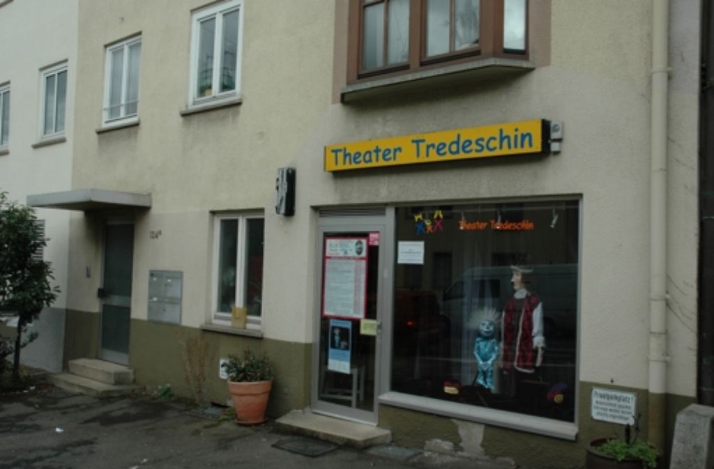 Das Theater Tredeschin macht direkt an der Haußmannstraße durch ein Schaufenster auf sich aufmerksam. Das eigentliche Theater ist im Hinterhof. Jedes Kind im Osten kennt das Tredeschin.