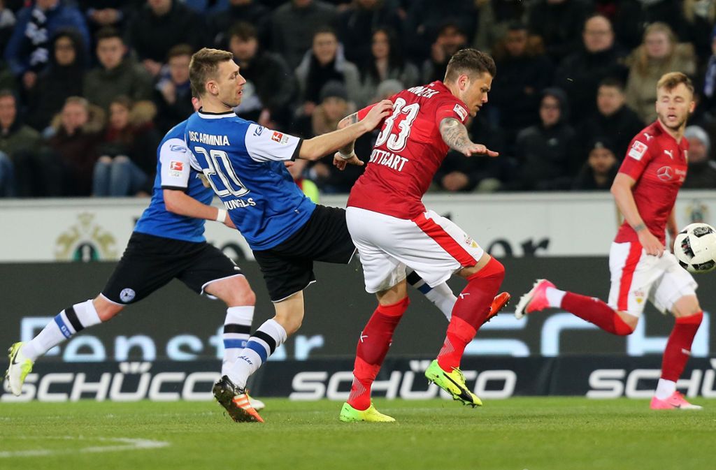 Ein spektakuläres 3:2 schaffte der VfB Stuttgart in Bielefeld. Nach 0:1 Rückstand schossen Maxim und Terodde die Schwaben zur Führung, ehe Bielefeld ausglich. Kurz vor Schluss versenkte Simon Terodde den Siegtreffer.
