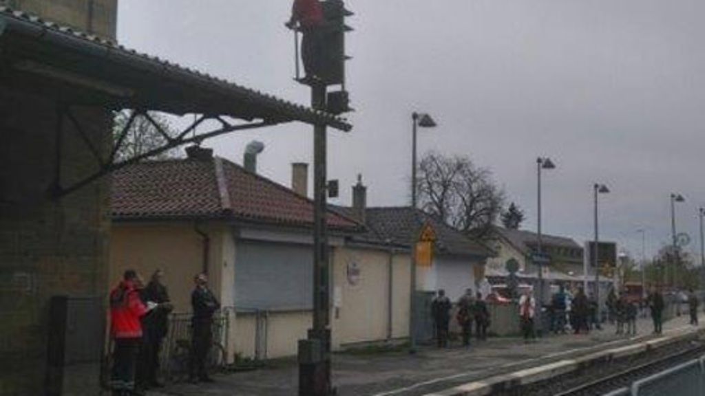Rottenburg im Kreis Tübingen: Feuerwehr rettet Übermütigen von Bahnsignal