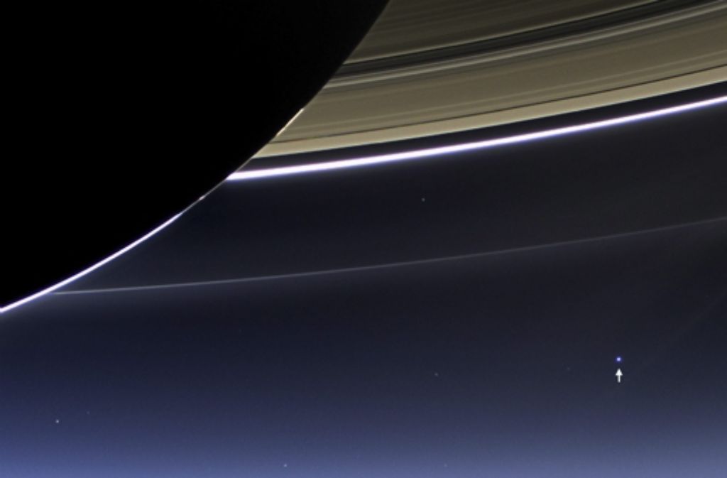 Unterhalb der Ringe des Saturn erscheint die Erde als blasser, blauer Punkt. In einer Bildergalerie zeigen wir weitere spektakuläre Aufnahmen des Ringplaneten und seiner seltsamen Monde.