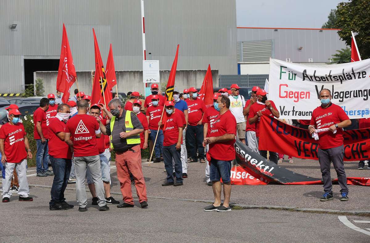 Etwa 250 Menschen demonstrierten gegen den Abbau von 300 Arbeitsplätzen bei Eberspächer in Esslingen.