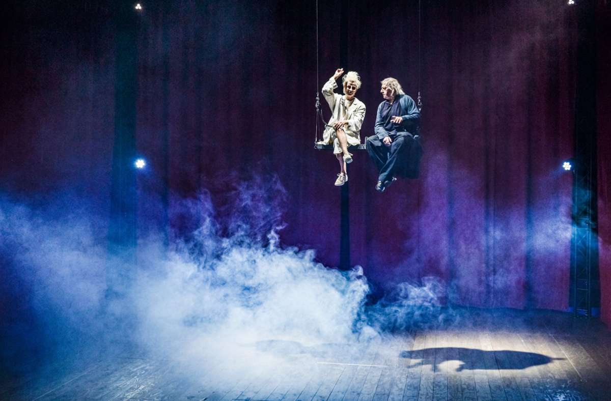 Im Zauberolymp: Sylvana Krappatsch als Ariel und André Jung als Prospero in Shakespeares „Sturm“ in Stuttgart Foto: T+T Fotografie / Toni Suter
