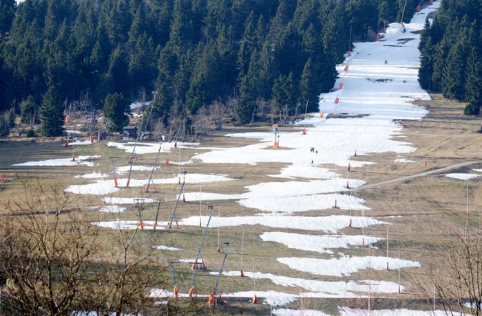Schneemangel in Ferienregionen: Grün statt weiß – trostlose Skipisten bremsen Urlauber aus