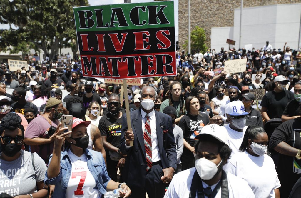 Demonstrierende nehmen an einem Protestmarsch in Compton (Los Angeles) teil.