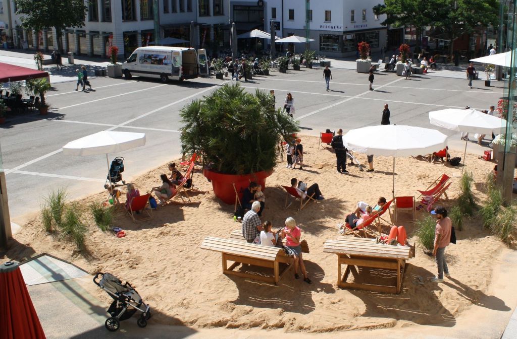 In Göppingen liegt bis zum Ende der Sommerferien direkt vor dem Rathaus Sand zum sandeln bereit.