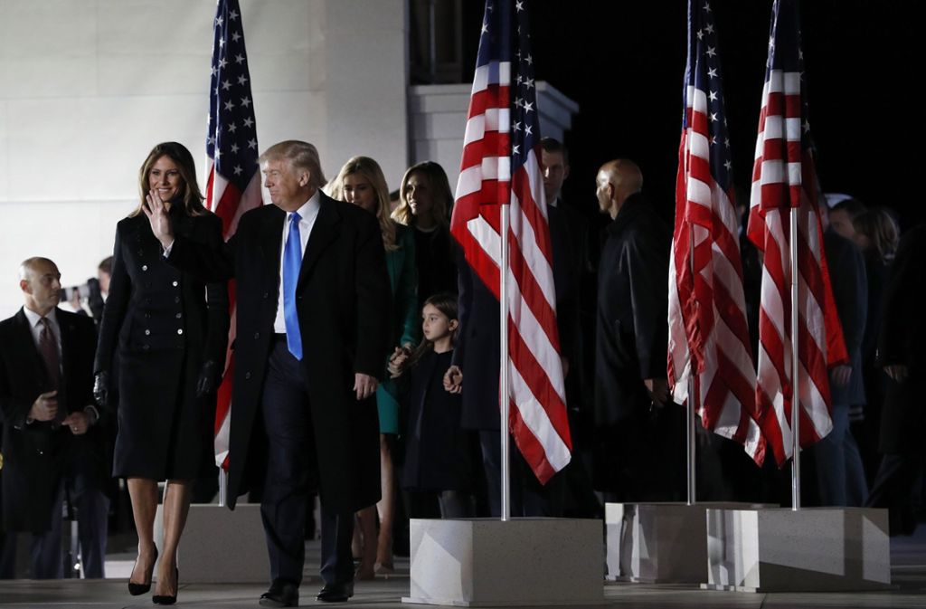 Der zukünftige Präsident Donald Trump erscheint gemeinsam mit seiner Familie am Lincoln Memorial und winkt den Menschen zu.