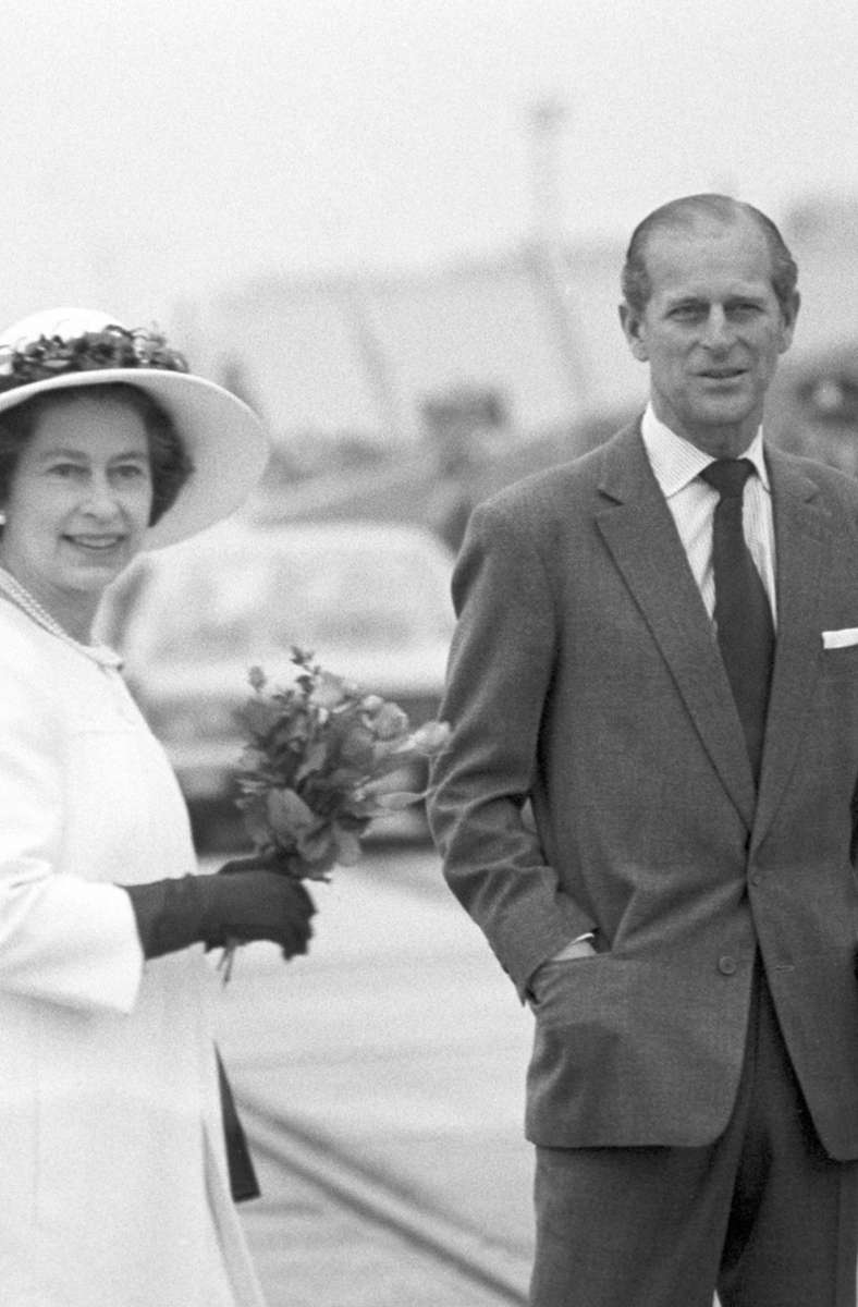 An ihrer Seite, beziehungsweise immer zwei Schritte hinter seiner Frau, steht über 70 Jahre lang Prinz Philip.