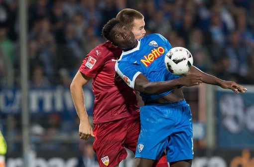 Ungleiches Duell: VfB-Verteidiger Toni Sunjic und Bochum-Stürmer Peniel Mlapa. Foto: dpa
