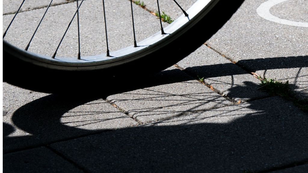 Aidlingen im Kreis Böblingen: 70-jährige Radfahrerin schwer verletzt