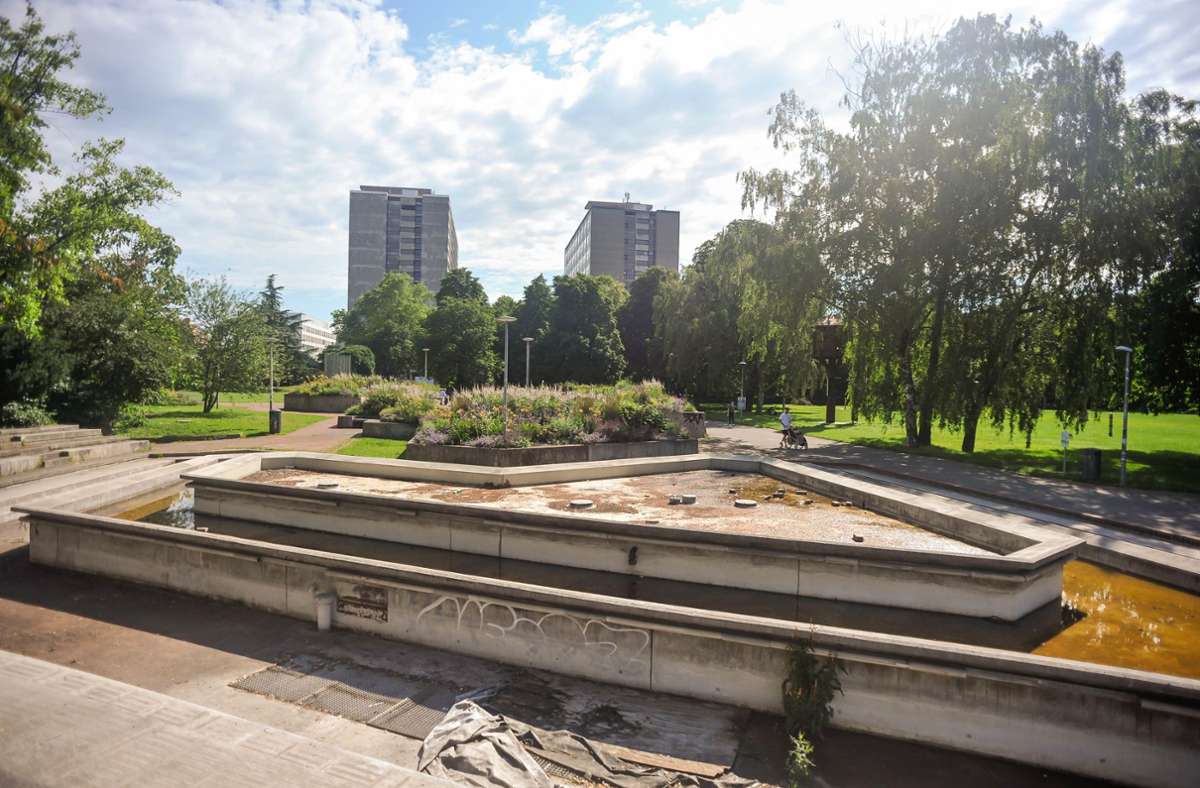 Der kaputte Brunnen im Stadtgarten, entworfen von dem Künstler L. Pistol und 1975 gebaut. Bei der geplanten Neugestaltung des Stadtgartens soll er weichen.