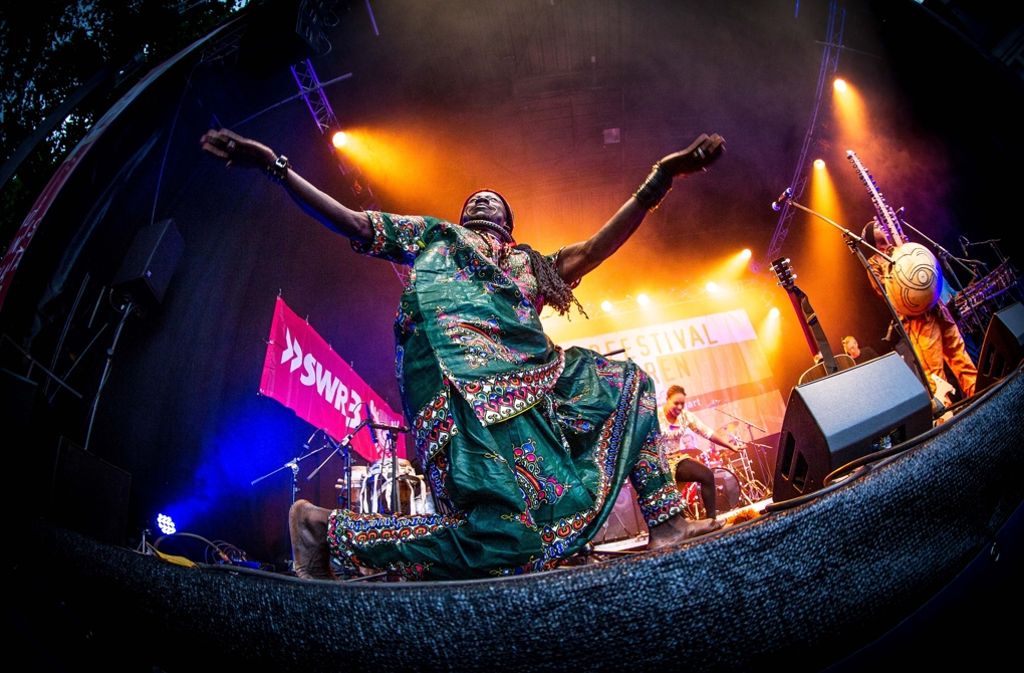 Musik aus aller Welt erklingt auf dem Stuttgarter Marktplatz an diesem Wochenende beim Sommerfestival der Kulturen. Am Freitag ab 17.30 Uhr gibt es neben Reggae und Soul Oriental Blues aus Istanbul, am Samstag chinesische, afrikanische und mediterrane Rhythmen. Tänze und Musik aus aller Welt erwarten das Publikum am Sonntag, 17. Juli ab 11 Uhr.