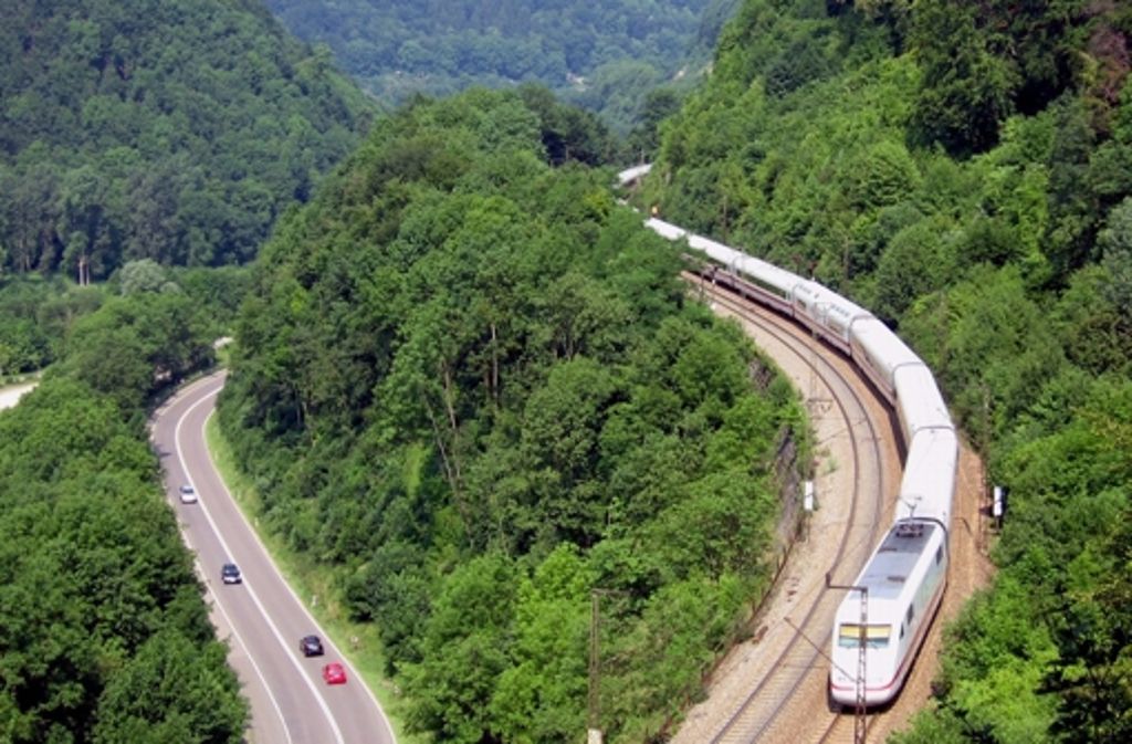 November 1995: Land, Stadt und Region einigen sich mit Bahn und Bund über die zeitgleiche Realisierung von Stuttgart 21 und der Neubaustrecke nach Ulm.
