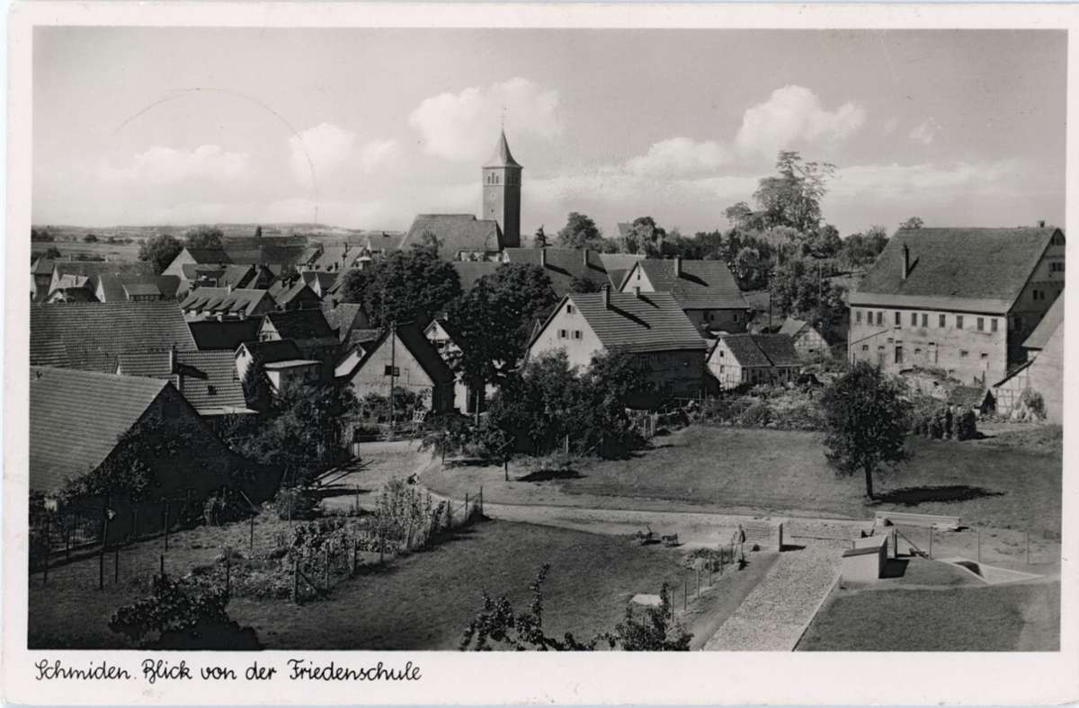 Der „Blick von der Friedensschule“ um 1951. Links sieht man die überragende Dionysiuskirche, rechts das „Große Haus“. Die spätere Talstraße war noch nicht bebaut, sondern landwirtschaftlich genutzt.