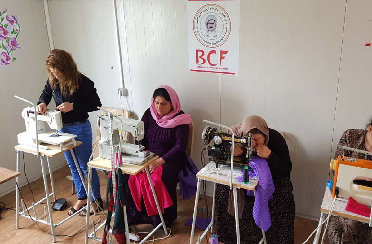 Etwa 40 Frauen in einem Lager in Khanke am Tigris lernen das Nähen.