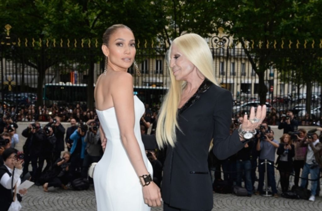 Busenfreundinnen: Jennifer Lopez (links) und Designerin Donatella Versace vor der Haute-Couture-Schau in Paris. Die Sängerin zeigte sich - natürlich - in einer schulterfreien Versace-Kreation.