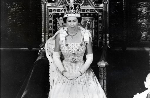 Queen Elizabeth II. eröffnete das britische Parlament 1966 in dem Kleid, das Jahrzehnte später ihre Enkeltochter Beatrice an ihrer Hochzeit tragen würde. Foto: imago/ZUMA/Keystone/imago stock&people