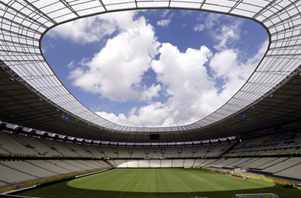 Bereits fertig:Ins Castelão-Stadion in Fortaleza im Nordosten Brasiliens passen zur WM 64.846 Zuschauer. Die Arena war im Dezember 2012 als erstes der zwölf WM-Stadien fertig. 2014 werden dort vier Gruppenspiele sowie ein Achtel- und eine Viertelfinale ausgetragen. Die Baukosten beliefen sich nach offiziellen Angaben auf 518 Millionen Reais (169 Mio Euro).