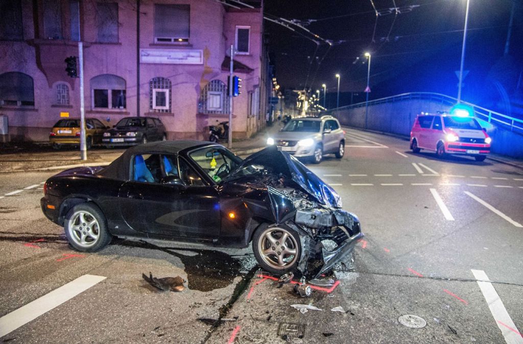 Gegen 0.30 Uhr wollte laut Polizei ein 21-jährige Fahrer eines Mazda MX5 von der Schlachthausstraße in Esslingen ...