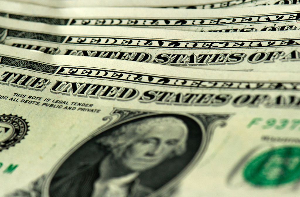 Auf einem Highway im US-Bundesstaat New Jersey hat ein Geldtransporter Dollarnoten verloren. (Symbolbild) Foto: dpa-Zentralbild