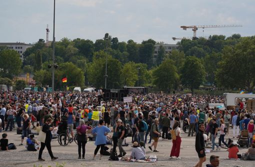 Mehrere Tausend Menschen versammeln sich auf dem Stuttgarter Wasen. Foto: Andreas Rosar Fotoagentur-Stuttg/Andreas Rosar Fotoagentur-Stuttg