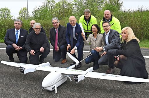 Allenthalben herrschte große Freude, als Regierungspräsidentin Susanne Bay (Mitte) die Betriebsgenehmigung für die Drohnen entlud. Foto: Werner Kuhnle