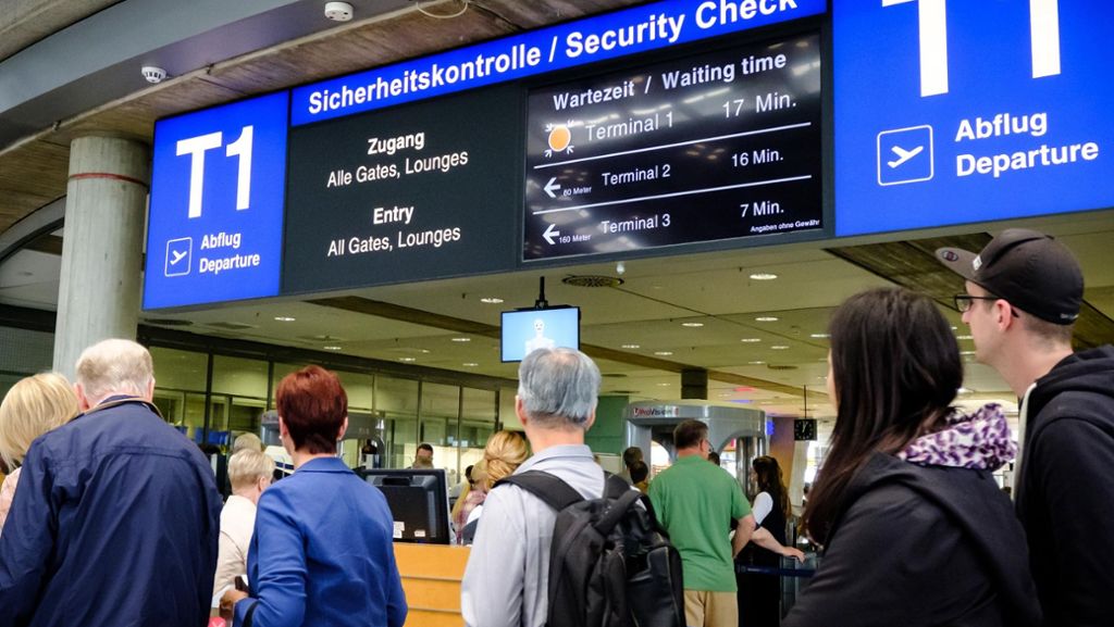 Flughafen Stuttgart: Fluggäste müssen knapp eine Stunde auf Kontrolle warten