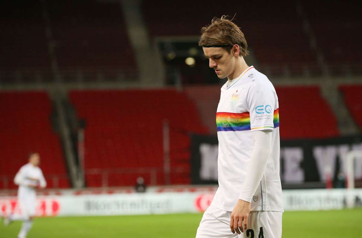 Borna Sosa im Regenbogentrikot des VfB. Welches Nationaltrikot er künftig trägt, ist noch nicht entschieden.