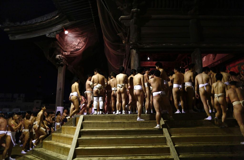Immer mehr Männer strömen nach dem Bad ins Innere des Tempels, in dem es sehr eng ist.