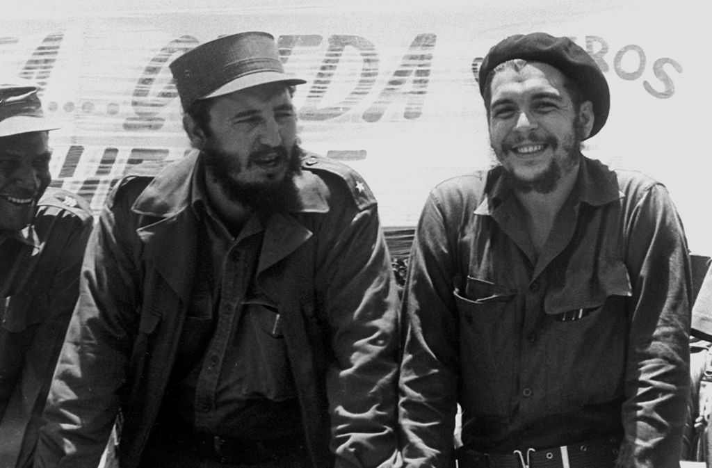 Mit seinem Bruder Raúl geht er nach Mexiko und baut dort einen Stoßtrupp auf, um die Revolution nach Kuba zu tragen. Im Exil lernt er seinen argentinischen Mitstreiter Ernesto „Che“ Guevara (r.) kennen.