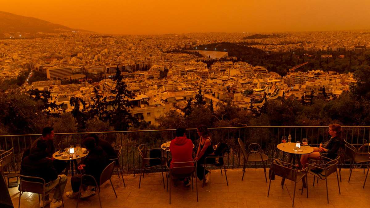 Marsähnlicher Anblick: Staubwolken, die von Nordafrika über das Mittelmeer geweht wurden, hüllen die griechische Hauptstadt ein. Hier ein Blick von der Terrasse auf dem Filopappou-Hügel über Athen.