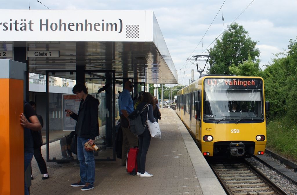Ein Zug der Linie U3 fährt heute in die Plieninger Endstation ein.