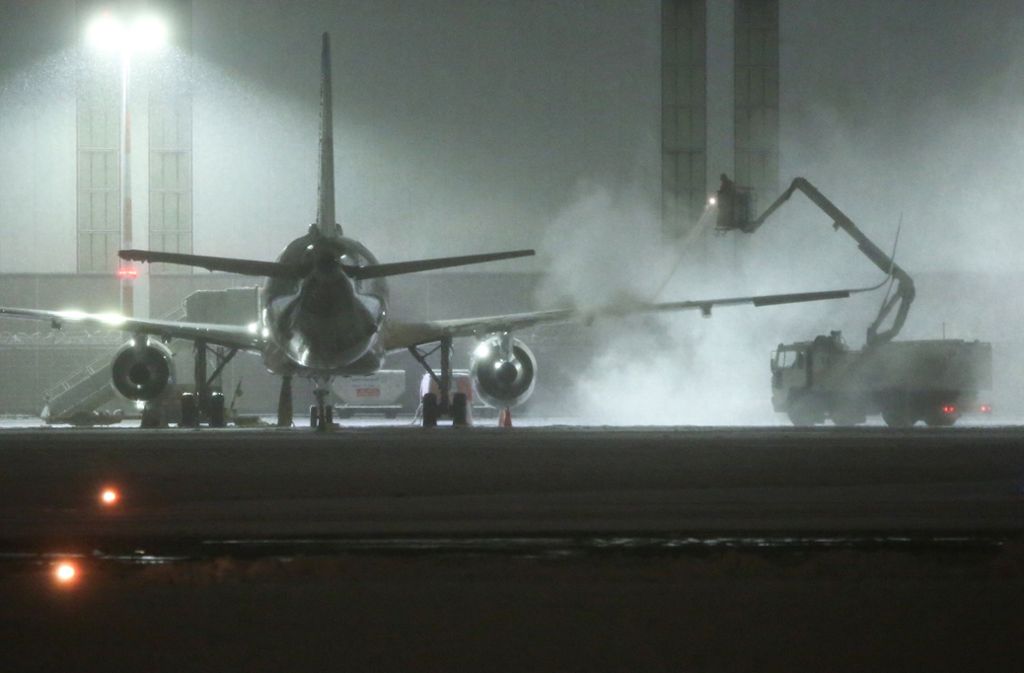Ein Flugzeug musste am Hamburger Flughafen enteist werden.