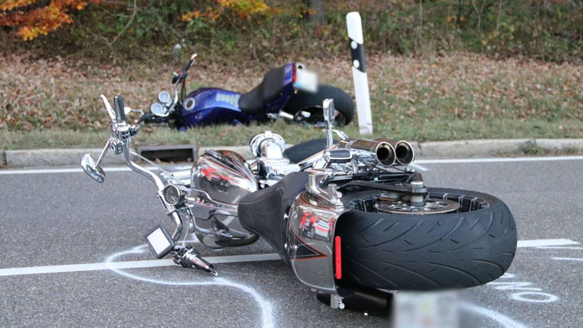 Bei einem Unfall im Kreis Heilbronn ist ein Motorradfahrer tödlich verunglückt. Zwei Motorradfahrer kollidierten. Einer stürzte und wurde von einem entgegenkommenden Auto überfahren. 