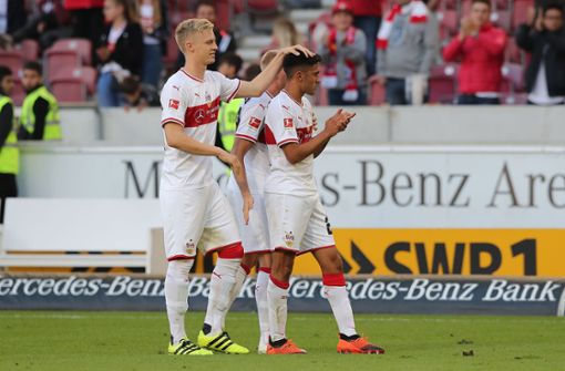 Timo Baumgartl (li.) tröstet Nicolas Gonzalez (re.), der im Spiel des VfB Stuttgart gegen Werder Bremen zahlreiche Chancen vergaben hat. Foto: Getty