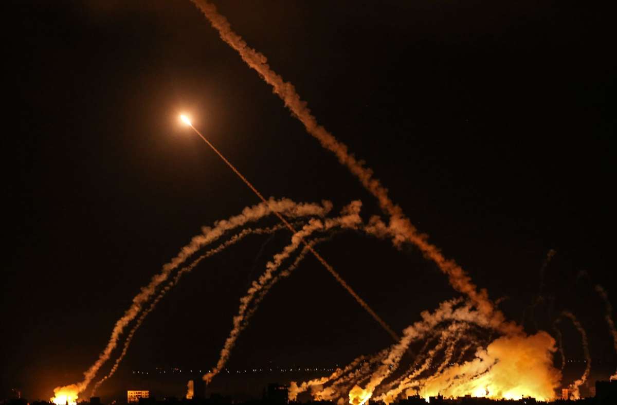 Raketen werden von Gaza-Stadt in Richtung Israel abgefeuert. Nun deutet sich eine erste Entspannung an. (Archivbild) Foto: dpa/Bashar Taleb