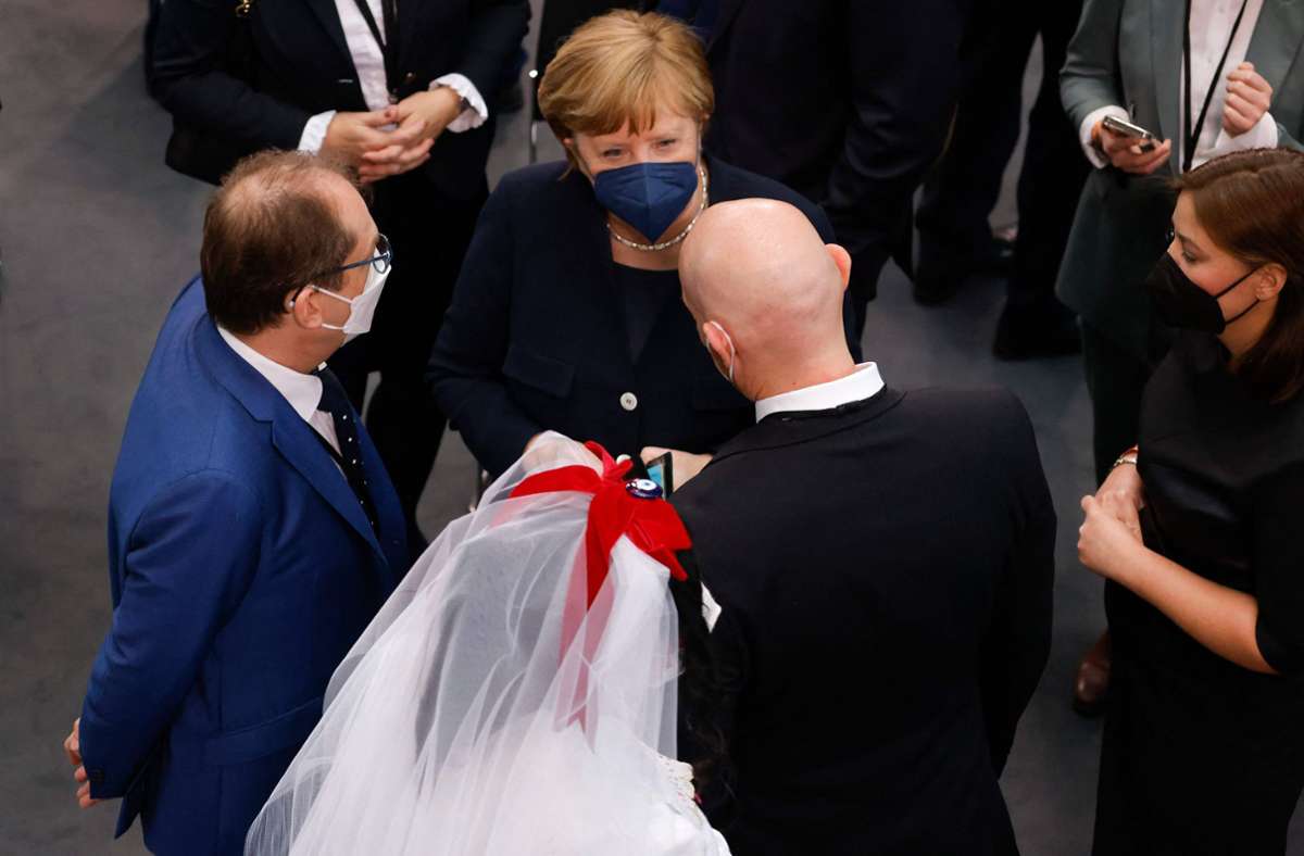 Ex-Kanzlerin Merkel im GEspräch mit Astronaut Alexander Gerst.