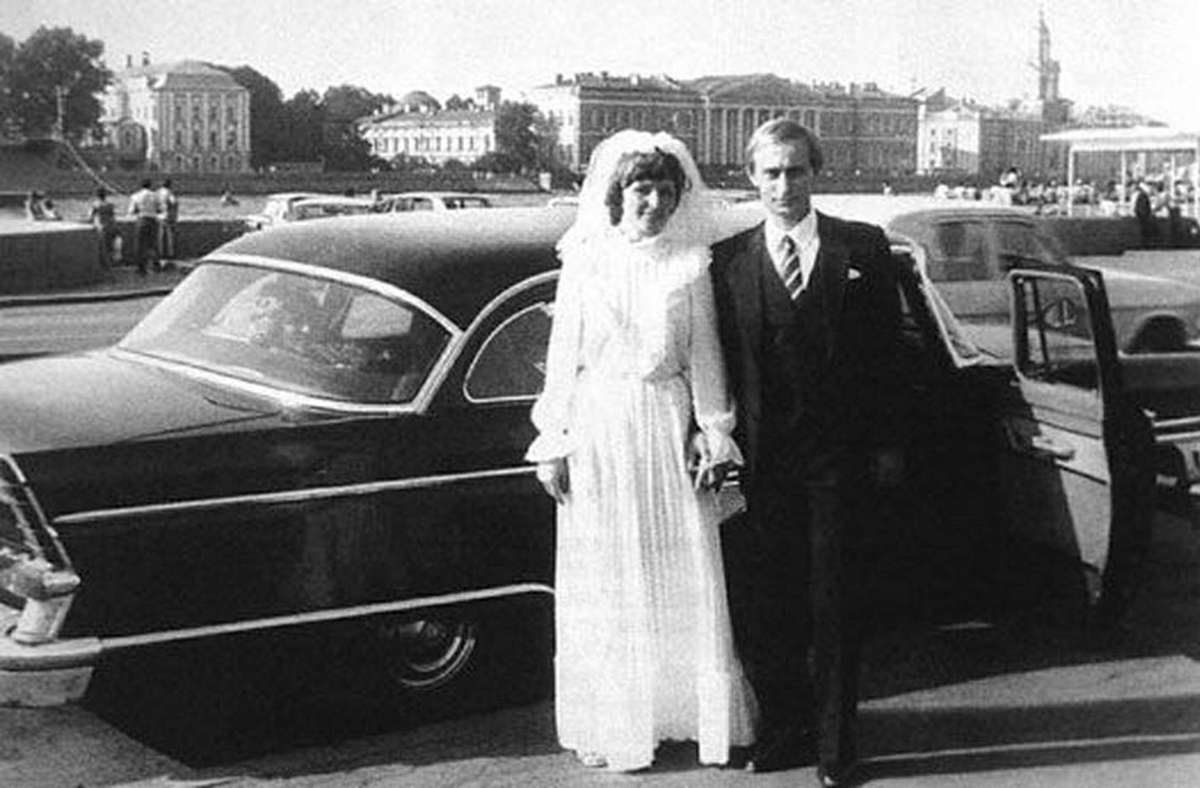 Putins Töchter stammen aus seiner Ehe mit Ljudmila Schkrebnjowa, die er 1983 heiratete.