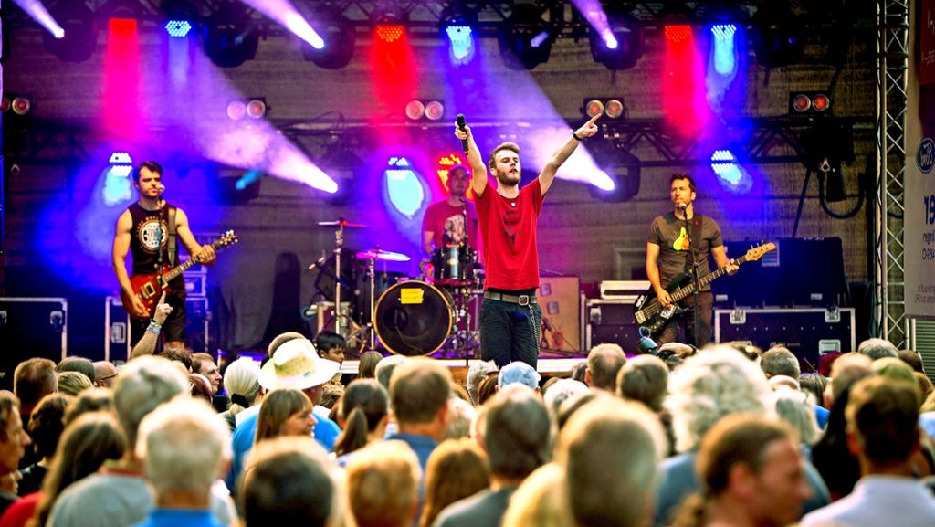  Der Eislinger Filstalrock wird immer größer. Auch die Tribute-Band Alex im Westerland hat rund 2500 Musikfans in den Schlosspark gelockt. 