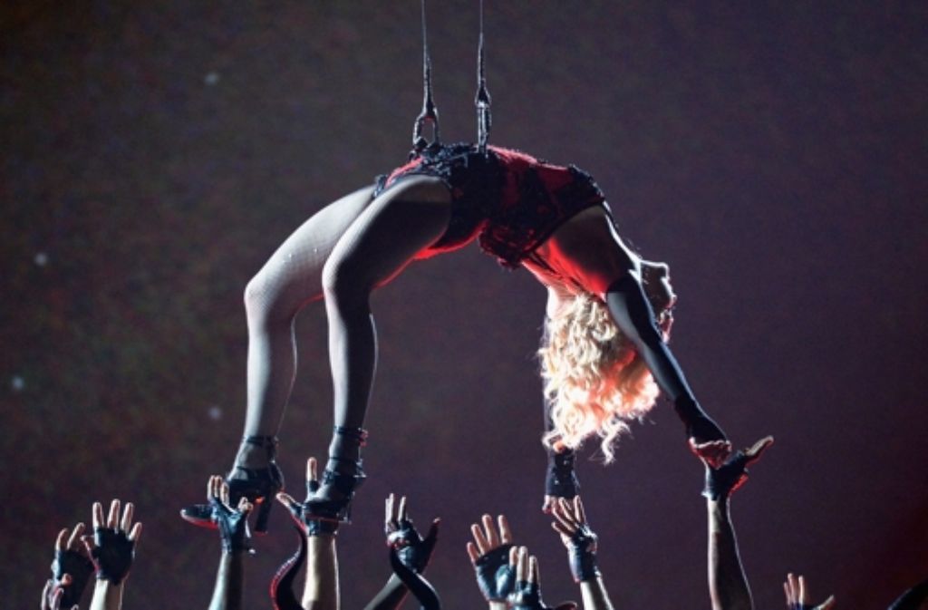 Auch mit 56 Jahren ist Madonna durchtrainiert und beweglich, wie sie bei der Verleihung der Grammy Awards in Los Angeles im Jahr 2015 eindrücklich beweist.