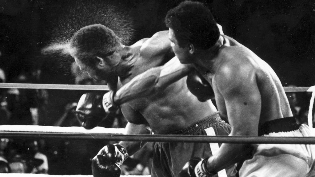  Fans der verstorbenen Box-Legende Muhammad Ali können sich freuen: Die ARD zeigt am Samstagabend ein Porträt des US-Schwergewichtsboxers, im Anschluss folgt der legendäre Kampf Alis gegen George Foreman aus dem Jahr 1974. 