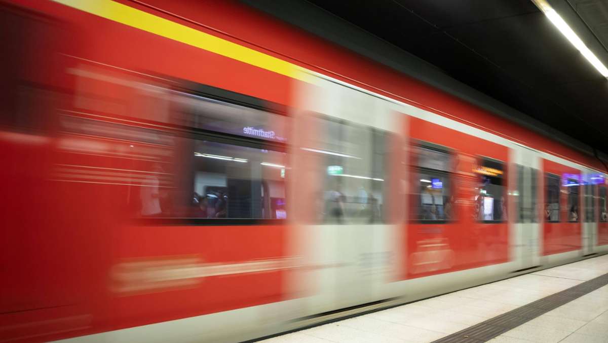 In Stuttgarter S-Bahn: Mann entblößt sich und belästigt Frau