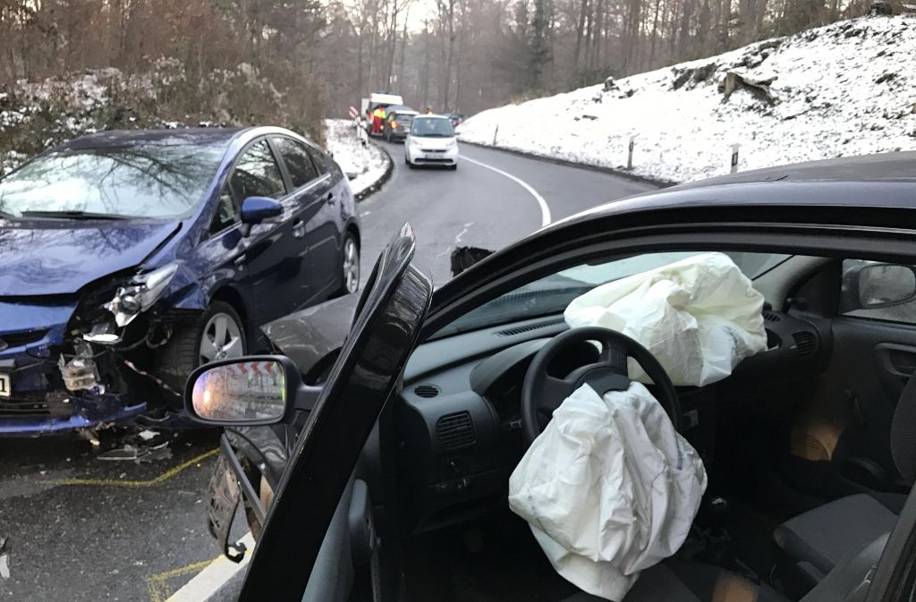 Die 28-jährige Opel-Fahrerin kam in einer Linkskurve zunächst an den Bordstein und geriet ins Schleudern.