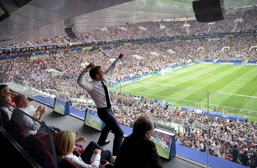 So feiern künftige Weltmeister: Frankreichs Präsident Macron bejubelt ein Tor.