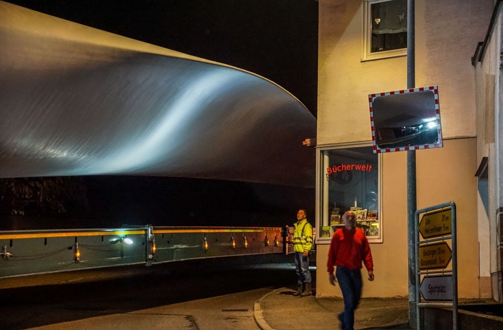 Sieht fast wie ein Ufo aus. Tatsächlich handelt es sich hierbei aber um einen der 70 Meter langen Windflügel.