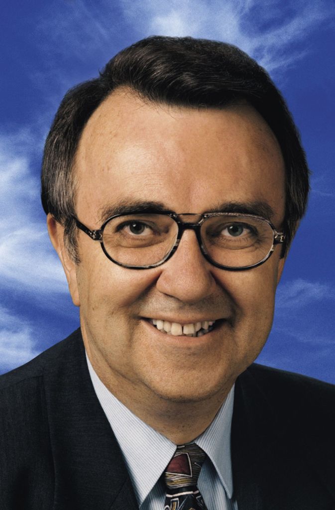 Wolfgang Rückert war Landtagsabgeordneter und CDU-Fraktionschef der Regionalversammlung, bevor er 1995 mit 46:39-Stimmen gegen Ulrich Bauer (SPD) gewählt wurde. Der bienenfleißige Ex-Bürgermeister aus Leonberg wurde schon 1996 von seinem früherem Lehrmeister Erwin Teufel als Staatssekretär ins Finanzministerium berufen.