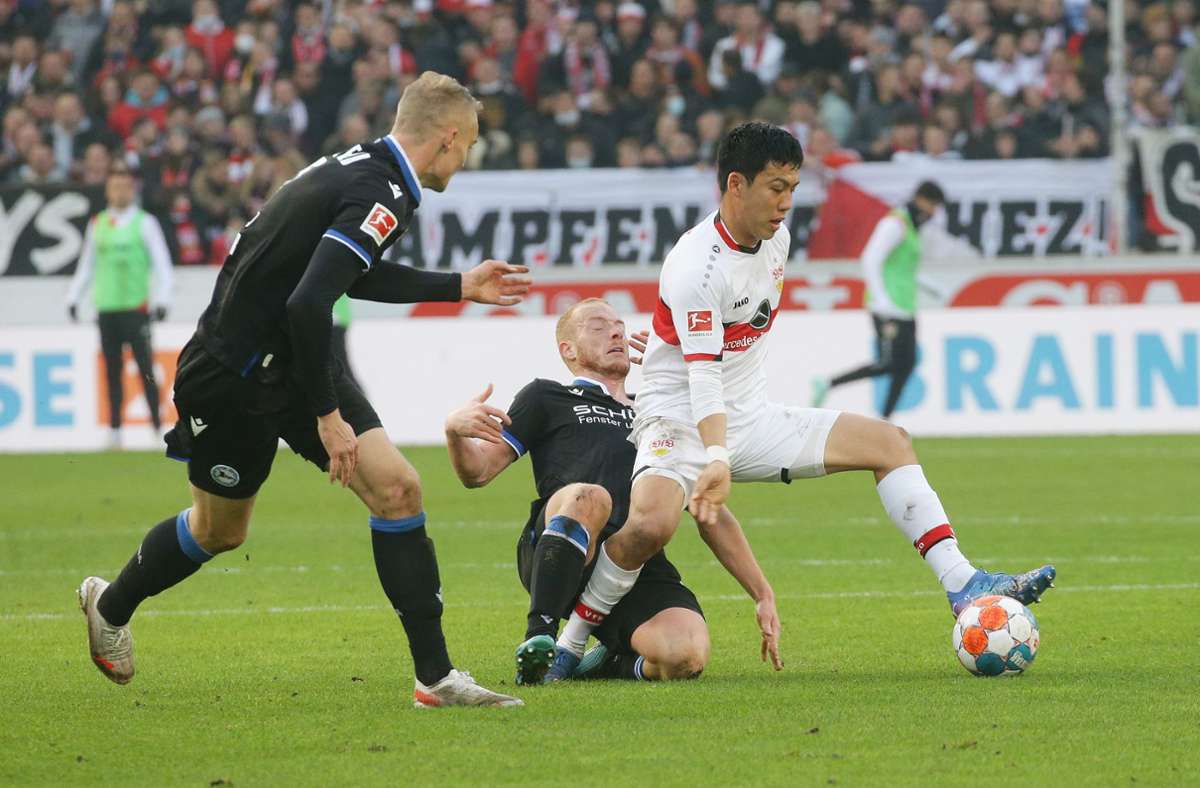 Hier Wataru Endo vom VfB Stuttgart im Ballbesitz.