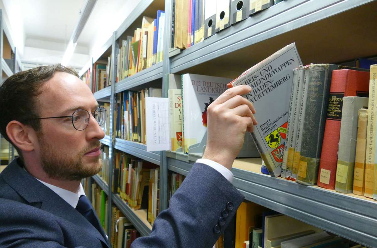 Clemens Herzog in der Bibliothek von Pro Heraldica: Laut dem Unternehmen ist es die größte private genealogisch-heraldische Büchersammlung der Welt.