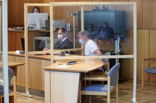 Der 66 Jahre alter Mann (rechts) sitzt zum Prozessauftakt auf der Anklagebank des Landgerichts Offenburg, neben ihm sein Anwalt Marc Kutschera. Foto: dpa/Violetta Heise