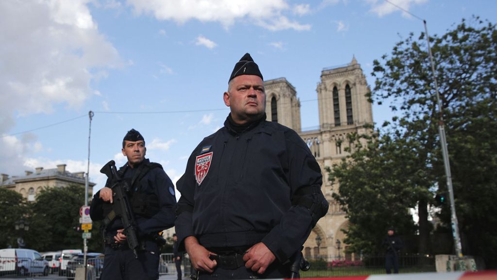 „Das ist für Syrien“: Polizei schießt auf Angreifer vor Pariser Notre-Dame